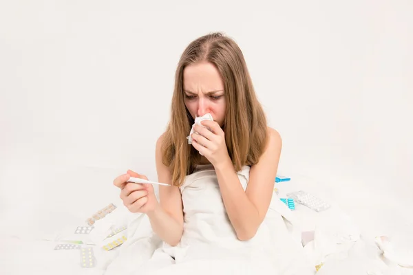 Porträtt av sjuk kvinna med feber och rinnande näsa håller termo — Stockfoto