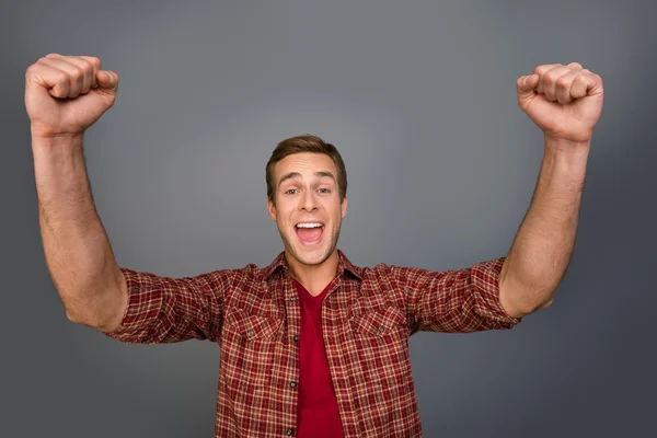 Портрет успешного человека, празднующего победу с поднятыми кулаками — стоковое фото