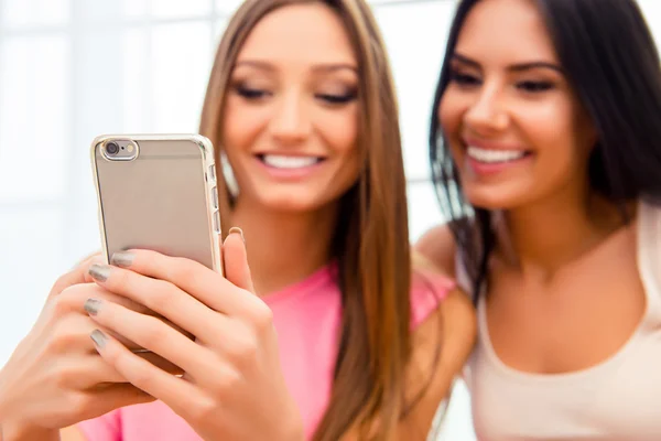 Retrato de dos amigos chismosos leyendo sms en smartphone — Foto de Stock