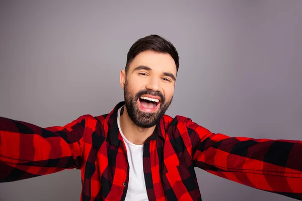 Comic alegre jovem feliz fazendo selfie — Fotografia de Stock