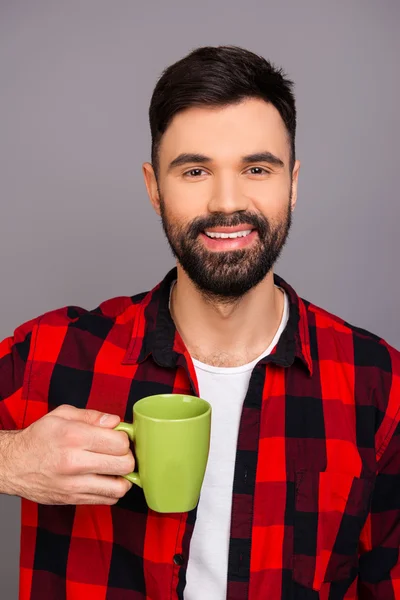 Retrato de homem bonito feliz com xícara de café — Fotografia de Stock