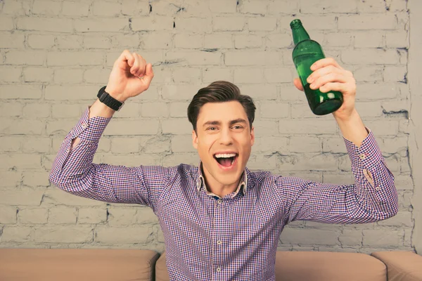 ¡Objetivo! Alegre joven emocionado viendo fútbol con cerveza — Foto de Stock