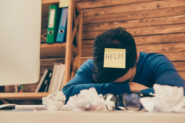 Närbild foto av trött man har lång arbetsdag och behöver — Stockfoto