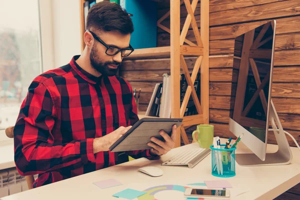 Joven usando tableta durante su trabajo en la oficina — Foto de Stock