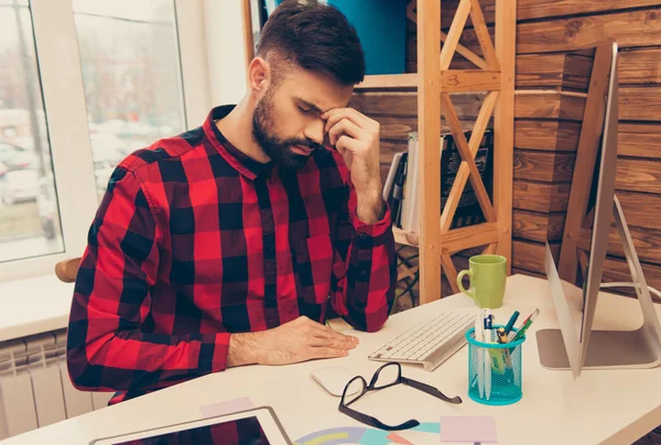 Portrait d'un homme fatigué essayant de terminer une tâche difficile — Photo