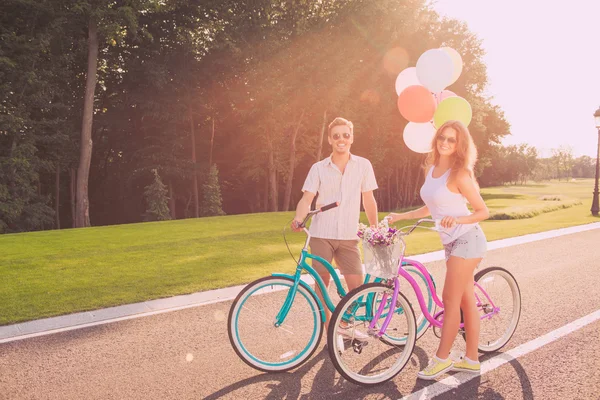 Glückliches verliebtes Paar fährt gemeinsam Fahrrad — Stockfoto
