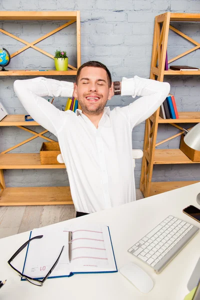 Homem feliz tendo descanso depois de longo dia de trabalho — Fotografia de Stock