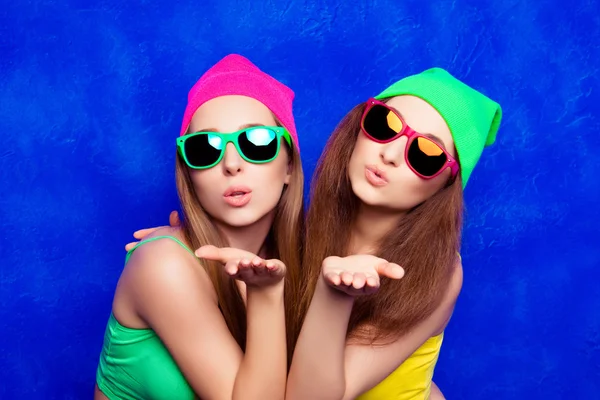 Two hipster young woman in glasses sending air kiss — Stock Photo, Image