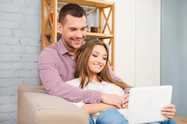 Man and woman in love watching film on laptop — Stock Photo, Image