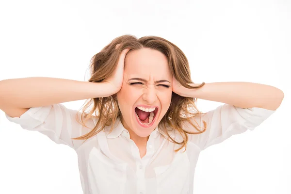 Portrait de jeune femme très frustrée et en colère criant — Photo