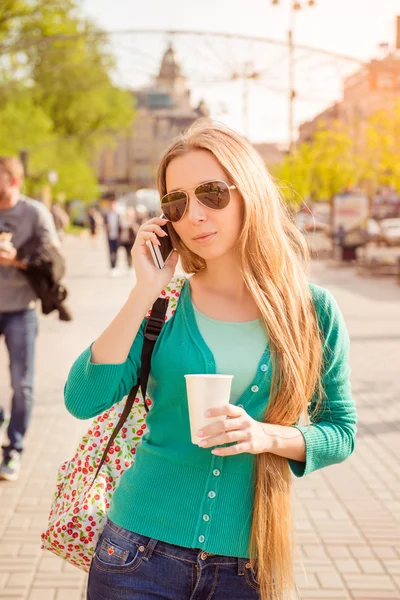 Portré, fiatal nő beszél telefonon, és kávét iszik — Stock Fotó