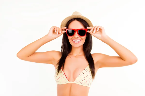 快乐的女孩，用灿烂的微笑，在夏天的帽子和眼镜 — 图库照片