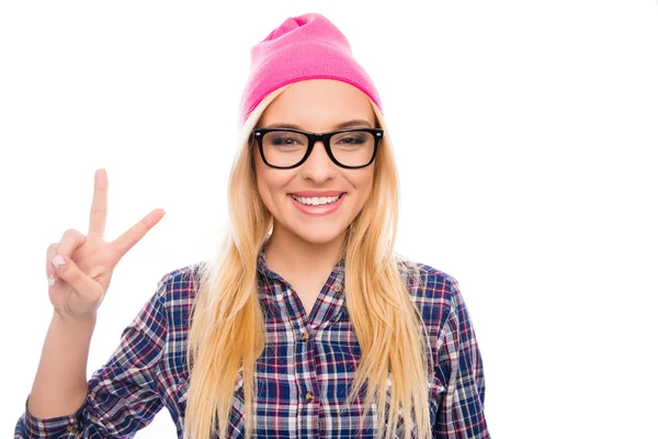 Retrato de chica hipster sonriente en gorra y gafas que muestran dos — Foto de Stock