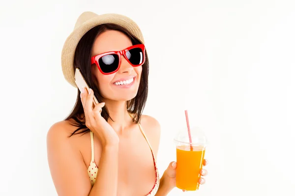 Glückliche Frau mit Brille und Sommerhut trinkt Saft und redet — Stockfoto