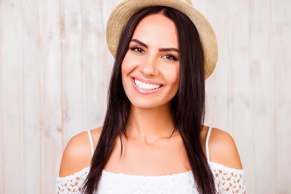 Retrato de menina bonita com sorriso radiante no chapéu de verão — Fotografia de Stock