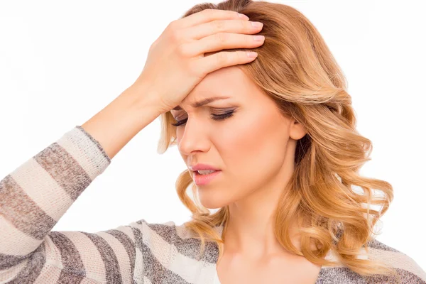 Aantrekkelijke jonge vrouw met migraine haar hoofd aan te raken — Stockfoto