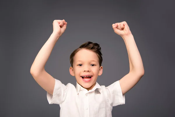 Retrato de niño feliz triunfando con las manos levantadas —  Fotos de Stock