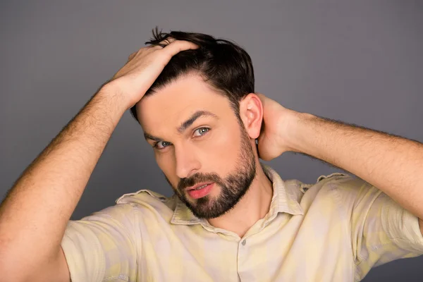 Ritratto di bell'uomo barbuto che pettina i capelli con le dita — Foto Stock