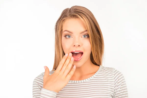 Verrast jonge vrouw op een witte achtergrond — Stockfoto