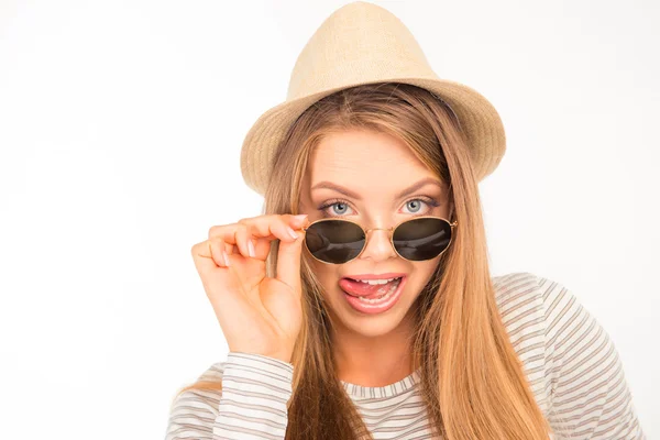 Känslomässiga rolig tjej med glasögon och hatt — Stockfoto