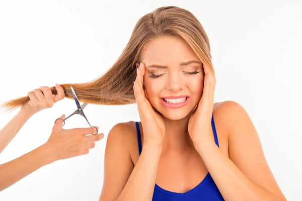 Estilista corte split ends en asustado chica — Foto de Stock