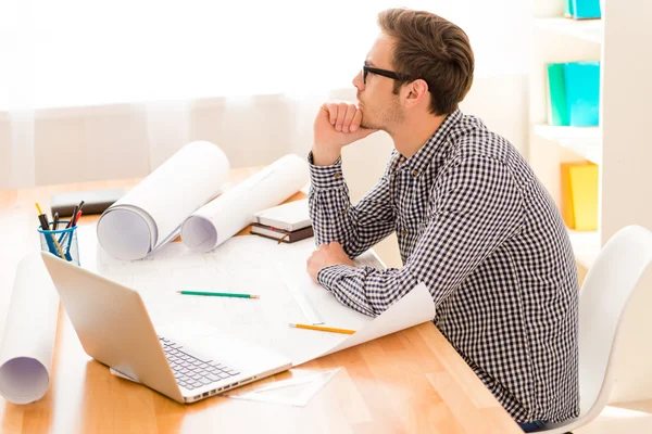 Minded man in glazen denken over plan van nieuwbouw — Stockfoto