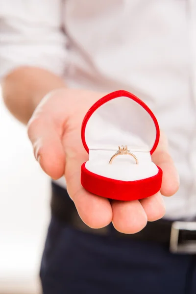 Close up photo of man's hand holding box with wedding ring — Stock Photo, Image