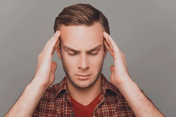 Hombre guapo tocándose la cabeza sufriendo de dolor de cabeza — Foto de Stock