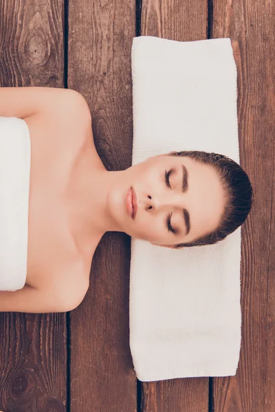 Attraktive Frau im Wellness-Salon liegend mit geschlossenen Augen und Entspannung — Stockfoto