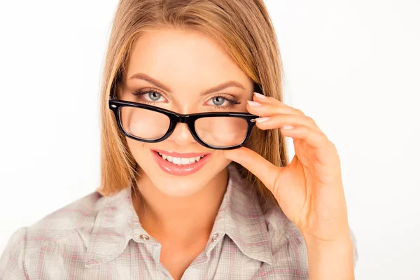 Leuke jonge vrouw aanpassen van haar bril en glimlachen — Stockfoto