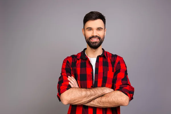 Retrato de joven feliz con las manos cruzadas — Foto de Stock