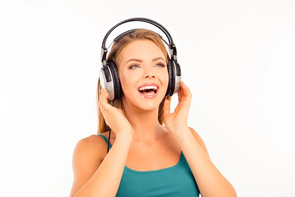Söt flicka lyssna på musik i hörlurar — Stockfoto
