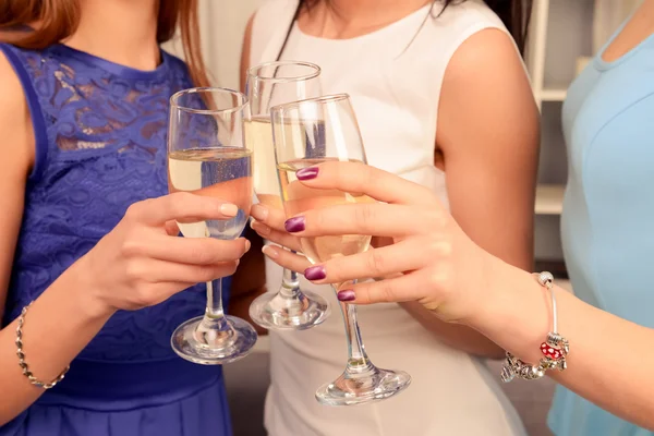 Närbild foto av tre händer att höja glasögon med champagne i — Stockfoto