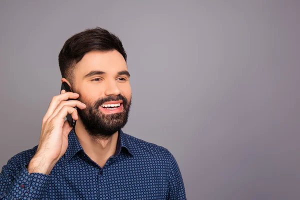 Hombre guapo hablando por teléfono con sus clientes — Foto de Stock
