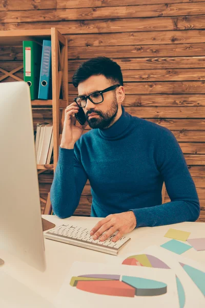 Gerente hablando por teléfono con sus clientes y trabajando con PC — Foto de Stock