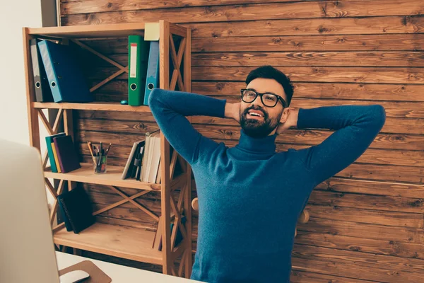 Felice uomo barbuto in occhiali a riposo dopo la giornata lavorativa — Foto Stock