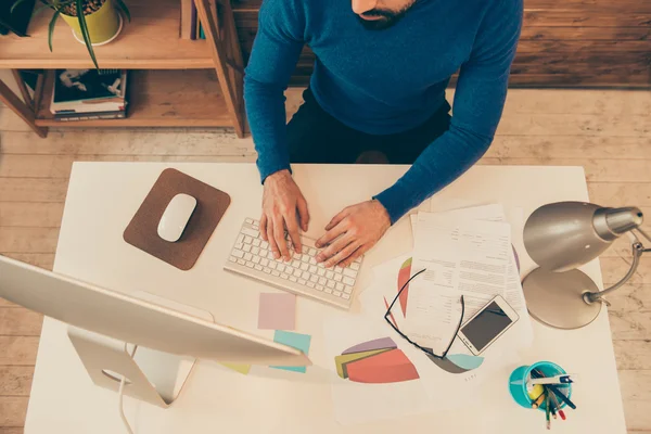 Close up photo of businessman working on the computer in the off — Stock Photo, Image