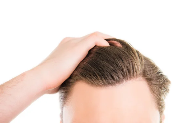 Close up foto di uomo pettinarsi i capelli con le dita — Foto Stock