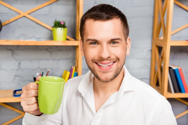 Porträtt av framgångsrika lycklig med kopp kaffe — Stockfoto