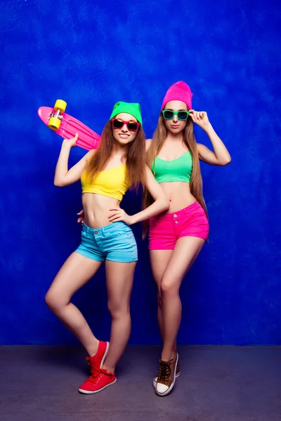 Mujer hipster delgada en gafas y sombreros con monopatín —  Fotos de Stock