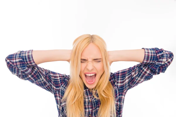 Porträtt av ledsen arg tjej som täcker öronen och skriker högt — Stockfoto