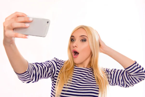 Loira criativa fazendo selfie engraçado com boca aberta — Fotografia de Stock