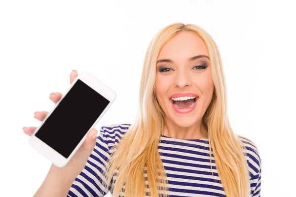 Jovem alegre mostrando tela preta do smartphone — Fotografia de Stock
