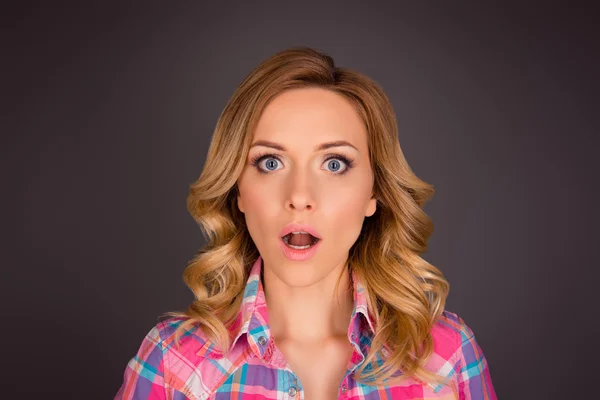 Portrait of  shocked young pretty woman with open mouth — Stock Photo, Image