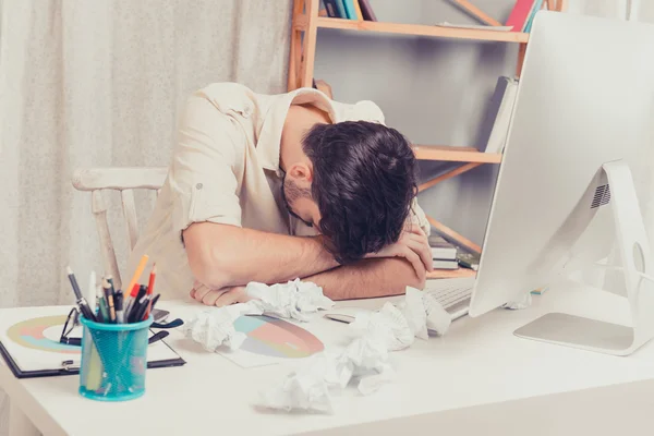 Närbild porträtt av överarbetade affärsman sover i office — Stockfoto