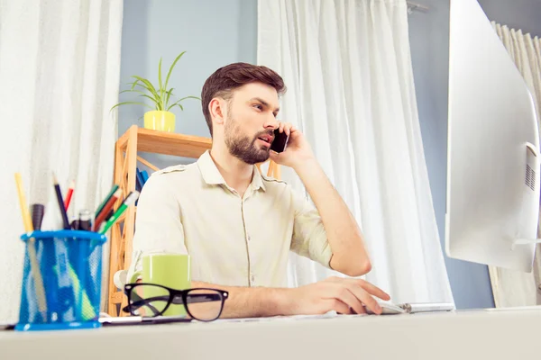 Succesvolle vrolijke manager praten aan de telefoon met zijn cliënt — Stockfoto