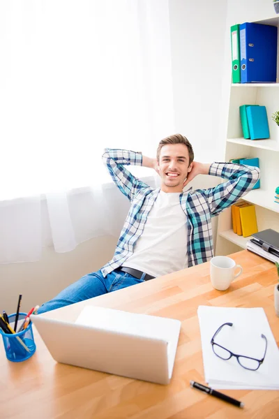 Glad ung man avkopplande efter avslutad svår uppgift — Stockfoto