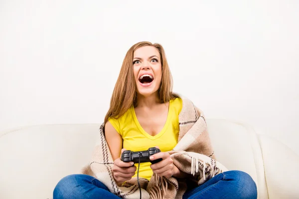 Lachen enthousiast jong meisje in plaid afspelen van video game — Stockfoto