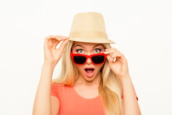 Surprise jeune femme en chapeau et lunettes à bouche ouverte — Photo