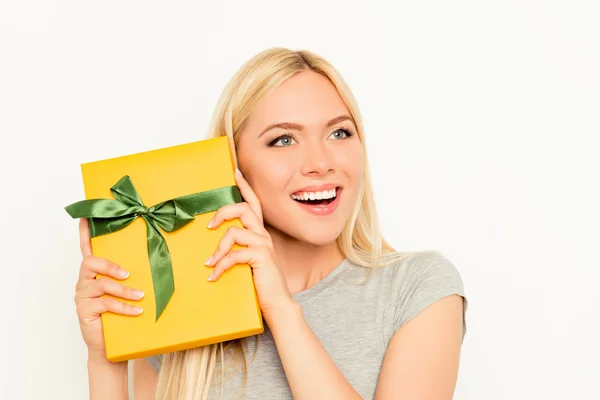 Alegre alegre alegre mujer celebración amarilla caja de regalo —  Fotos de Stock